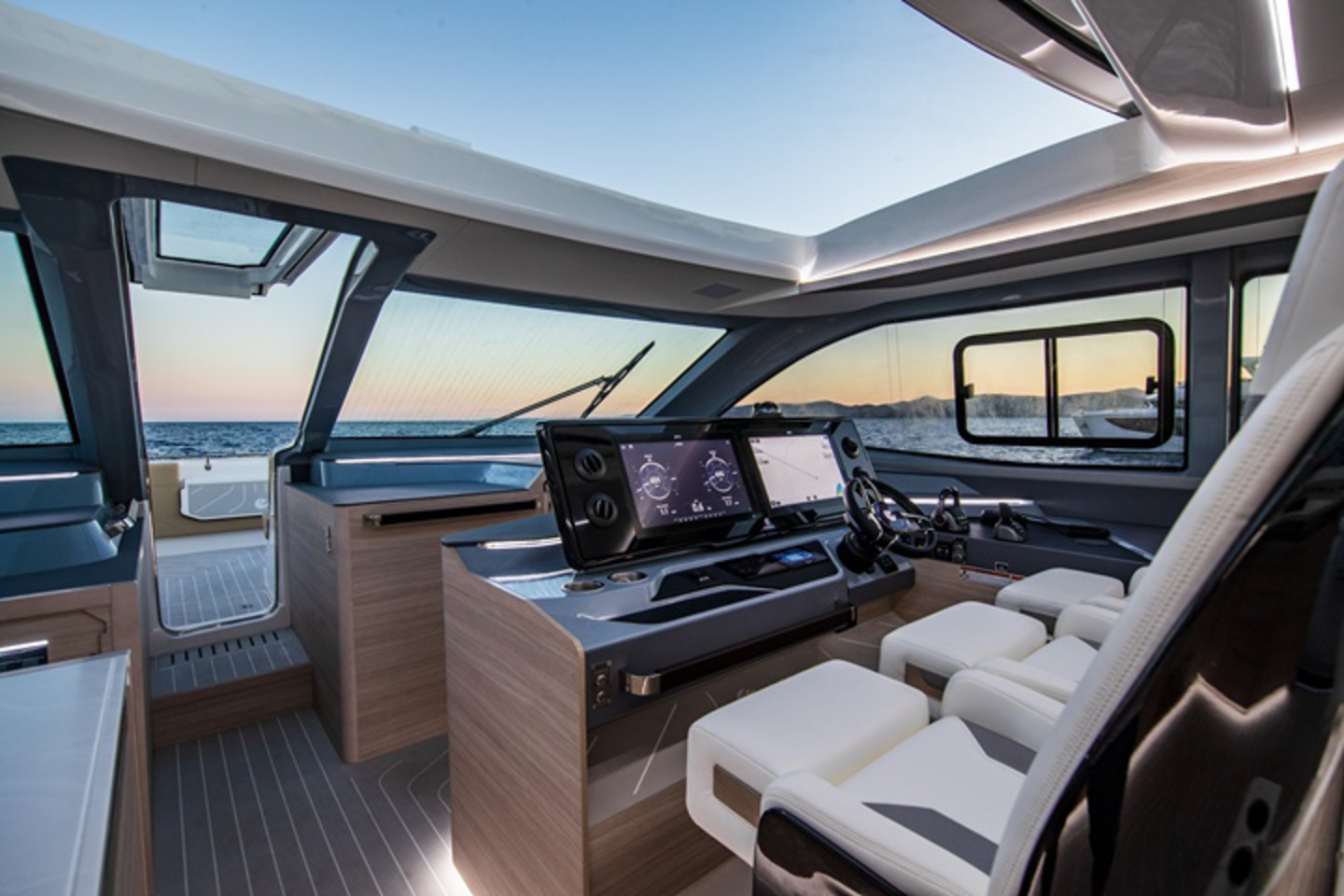 Aquila 46 Coupe Power Catamaran image 8