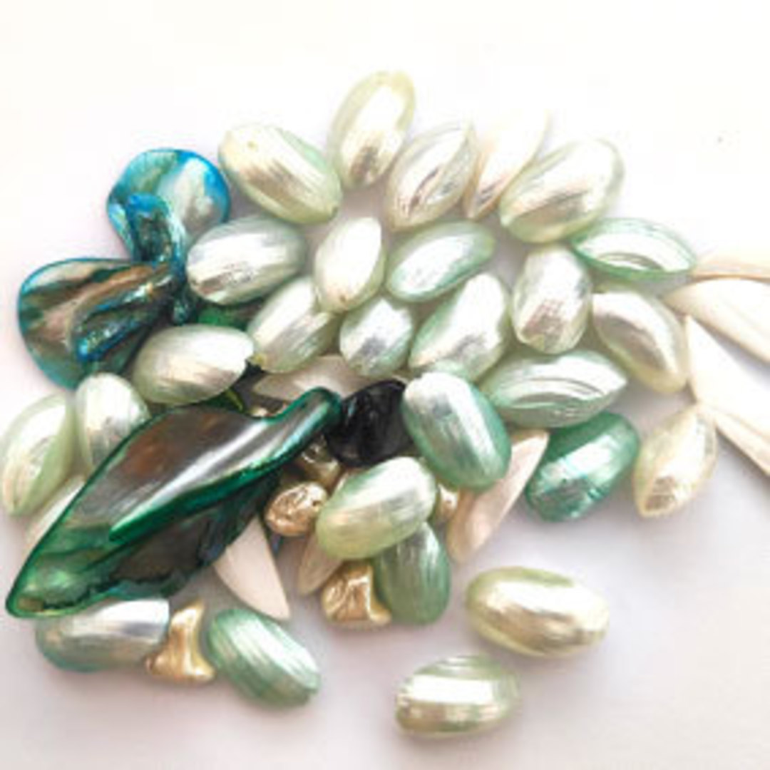 Queen Mum's Destash 43 - Shell Beads, mainly 22mm image 0