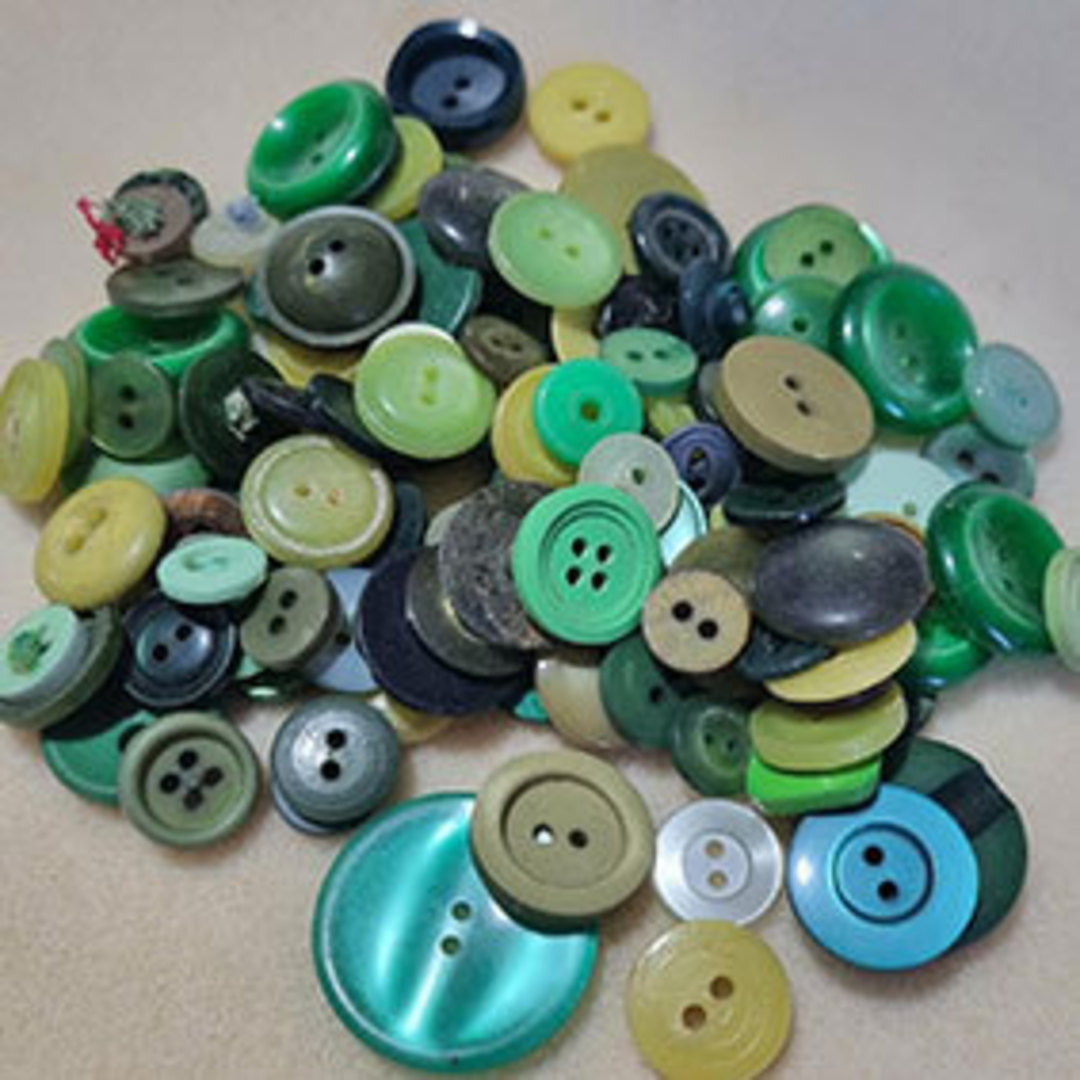Queen Mum's Destash: Button Bonanza 4 - Greens (12mm - 22mm) image 0