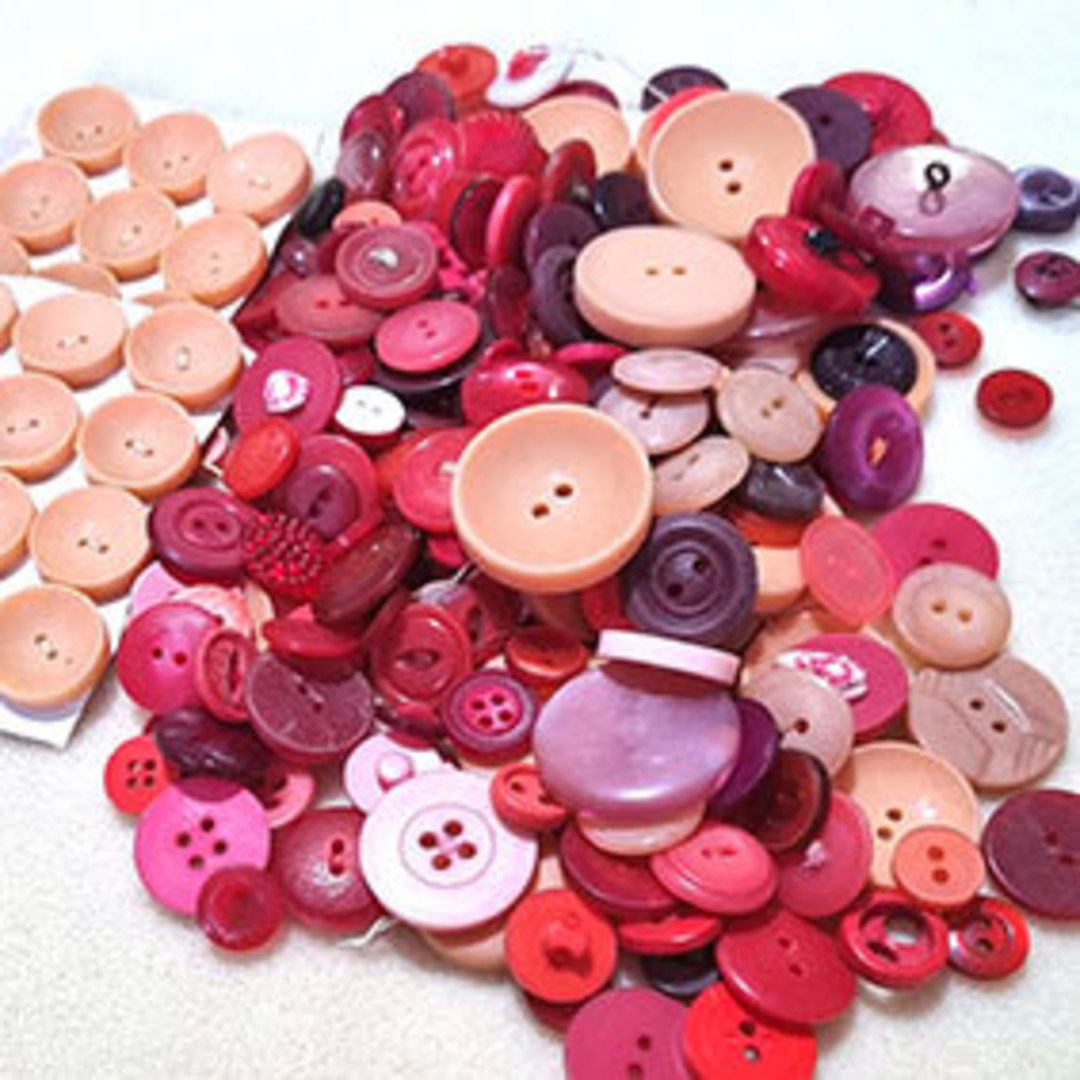 Queen Mum's Destash: Button Bonanza 1 - Reds (10mm - 28mm) image 0