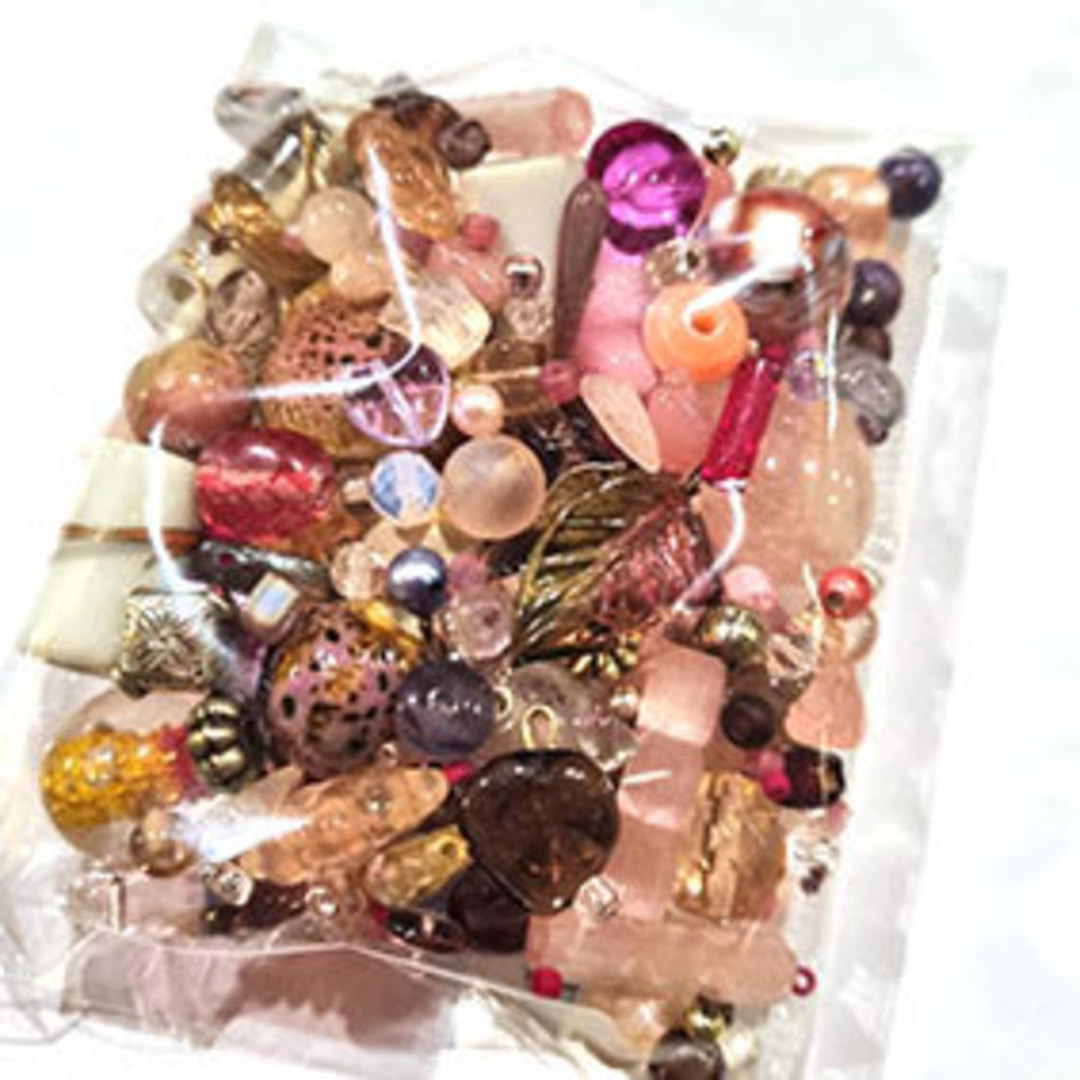 Queen Mum's Destash Glass Bead MIX  - Pink potpourri image 1