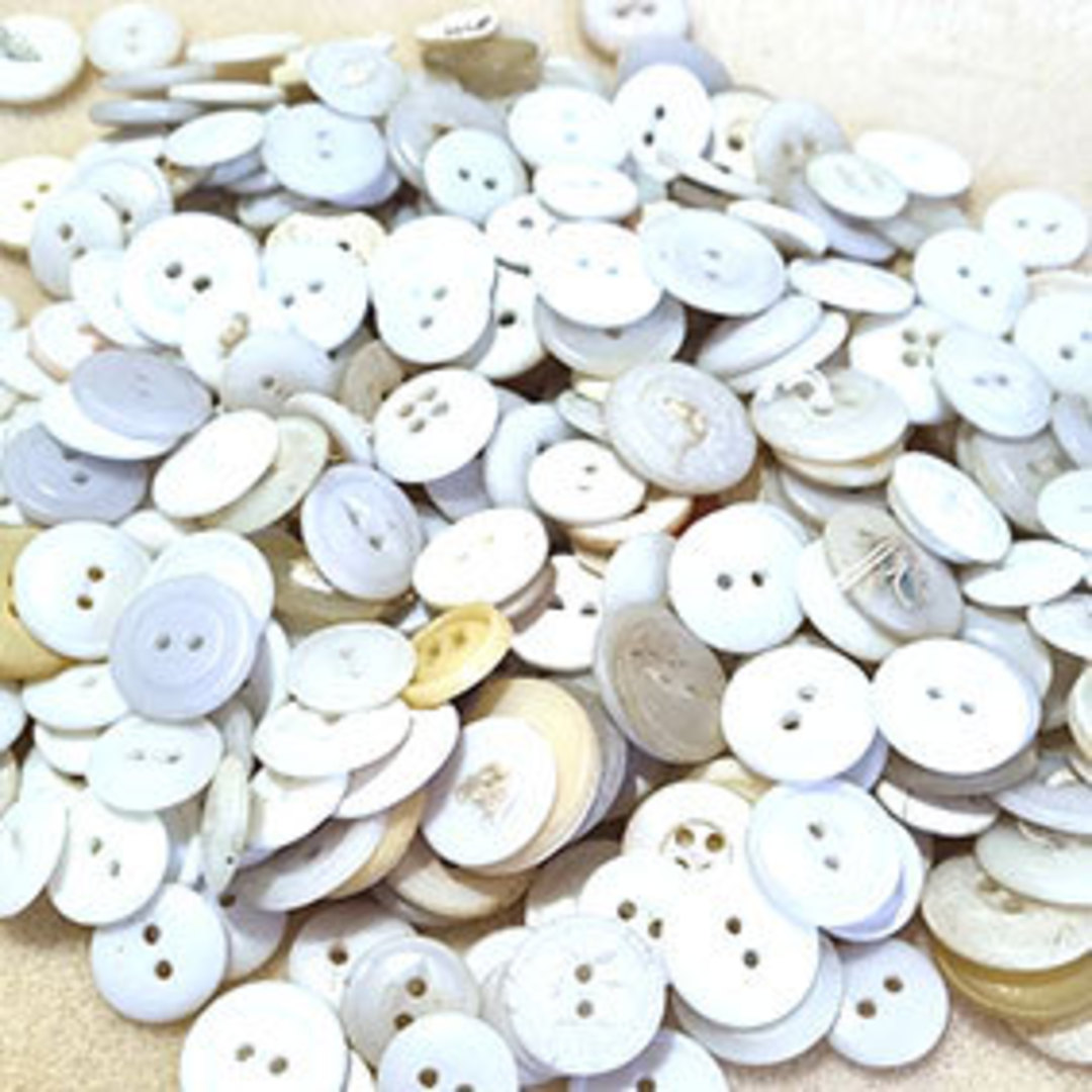 Queen Mum's Destash: Button Bonanza 10 - Whites (10mm - 18mm) image 0
