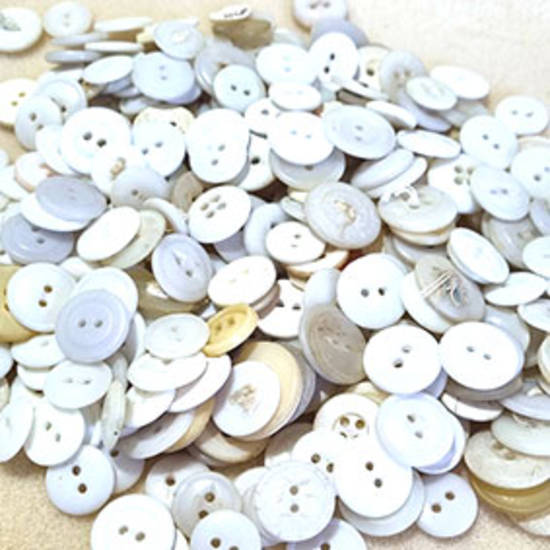 Queen Mum's Destash: Button Bonanza 10 - Whites (10mm - 18mm)