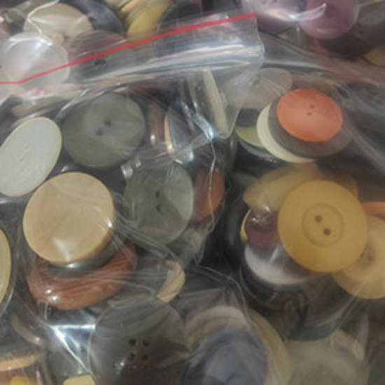 Queen Mum's Destash: Large Acrylic Coat Button Mix (20 - 30mm)